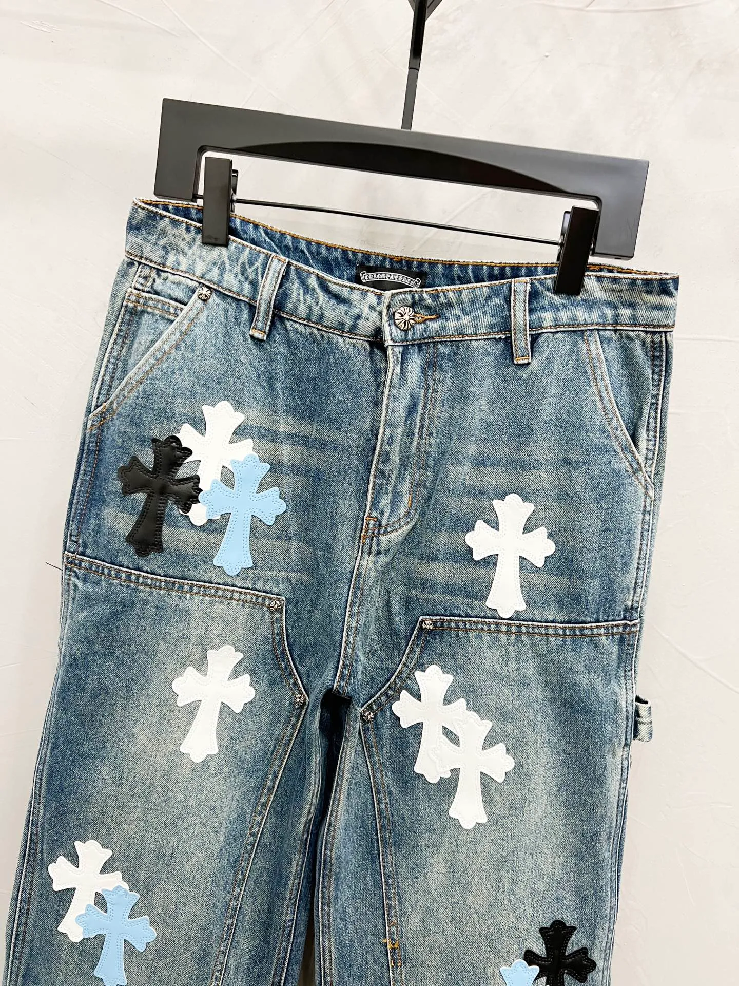 P260 Style number: [M928] Chrome hearts & Chrome hearts 25ss black and white blue cross patch leather jeans Chrome hearts’ logging pants are here! ! ! CH Croix Heart Double Knee Cross Patch Leather Bo1 Style Logging Pants Straight-leg Work Pants B136 Croix Heart Cross Sanskrit Overalls Price 24W Level, patchwork cross pattern embellishment, high-waisted washed jeans! ! Absolutely high-end luxury products, 1.9W level god-level single products, super popular products, made by top heavy industry, not to be missed. About Zangyin, this is an extremely luxurious fashion brand, which can also be called the nobles of the high street. It has always been an exclusive brand of some hipsters or rich second generation. Compared with ordinary high streets, it is more luxurious and noble. Compared with luxury brands, it has a more fashionable personality and has always been a brand that I have a special liking for. Imported yarn is custom-woven into a high-density twill canvas. While ensuring a stiff silhouette, the fabric feels very delicate. It follows the B01 classic silhouette. The upper body is stiff and stylish. The ready-made garments are stone-ground and fermented and can be matched with any style. Buttons and zinc brushing are washed with genuine YKK retro metal products. Double-layered canvas on the front. Perfect details. All hardware is perfect. Size: 30-32-34-36 Color: blue pants, black and white, blue
